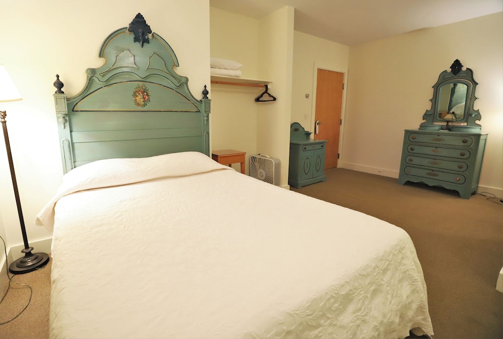 Classic Room, 1 King Bed, Courtyard View
