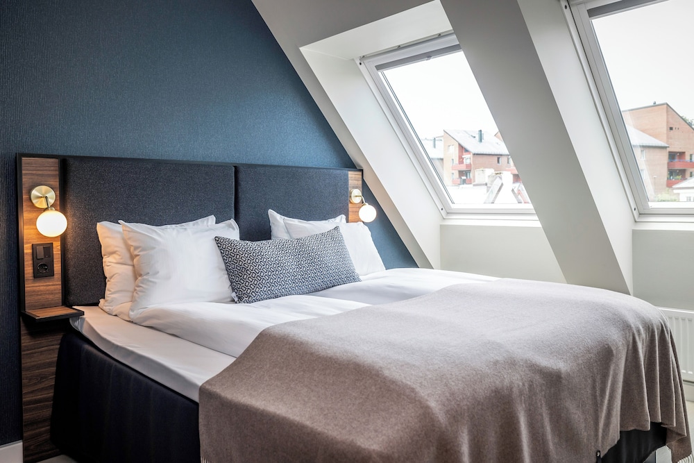Suite, 1 Queen Bed, Non Smoking (Upgrade) thumbnail 6