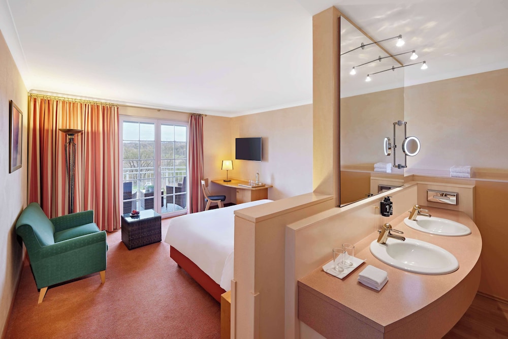 Room, 1 King Bed, Balcony, Lake View