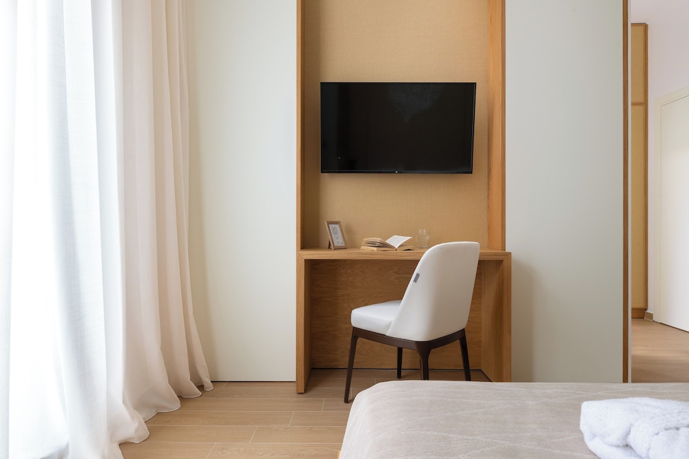 Suite, 1 Queen Bed, Non Smoking, City View photo 1