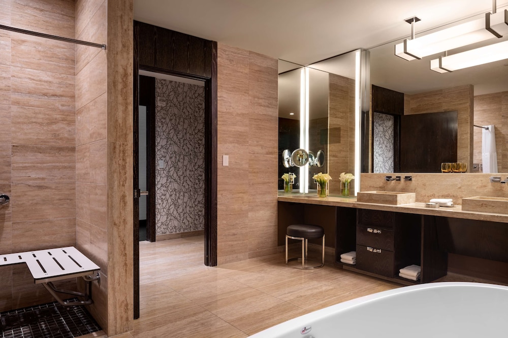 Junior Suite, 1 King Bed, Accessible (Hearing & Mobility, Roll-in Shower) - Photo 5