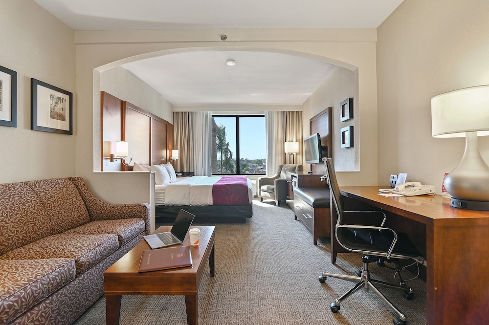Suite, 1 King Bed, Non Smoking - Photo 2