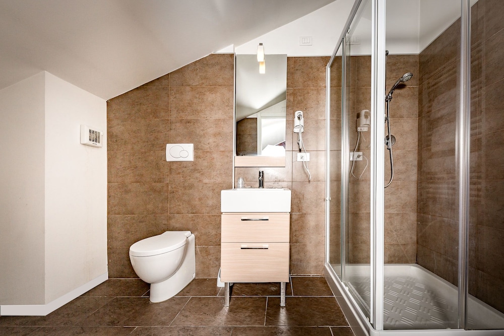 Deluxe Triple Room, City View photo 2
