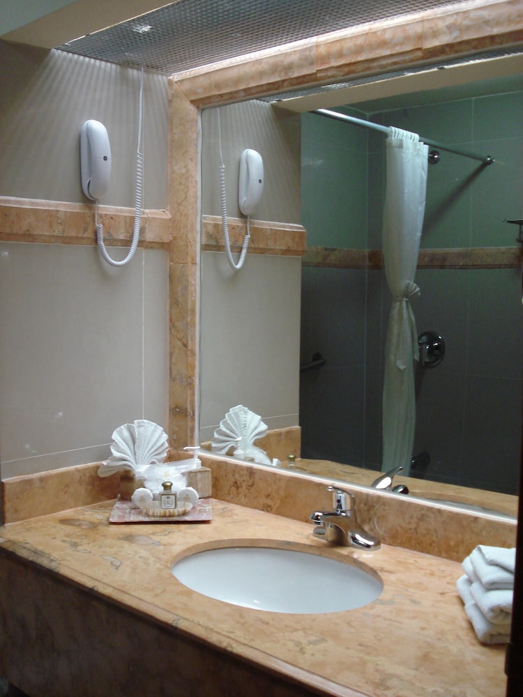 Junior Suite, 2 Double Beds,Kitchenette, Hot Tub - Photo 7