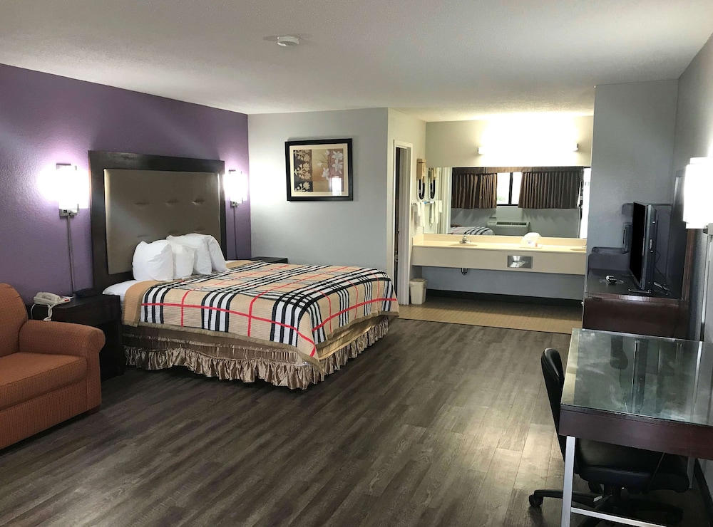 Room, 1 King Bed, Smoking - Photo 1