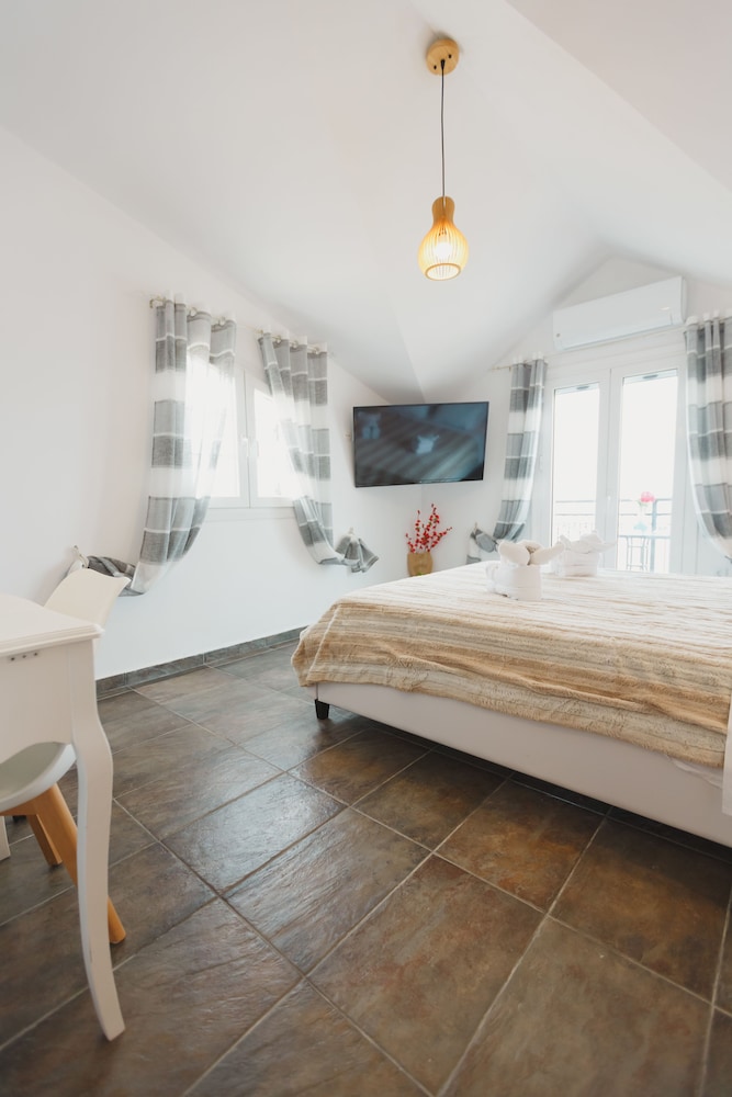 Honeymoon Suite, 1 King Bed with Sofa bed, Sea View, Sea Facing photo 2