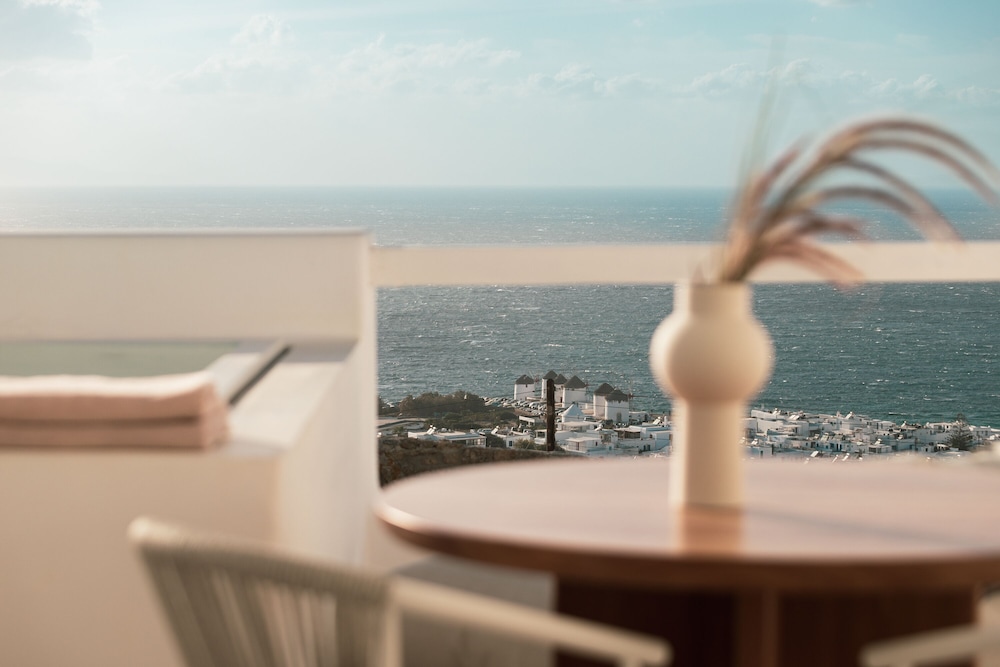 Signature Suite, Jetted Tub, Sea View - Photo 4