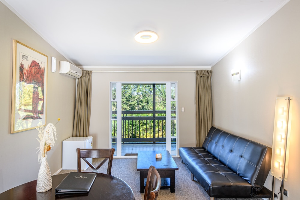 One-Bedroom Suite - Photo 11