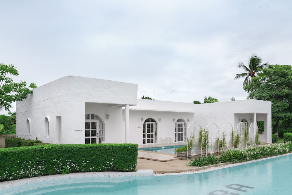 Pool Villa (3 King Beds) photo 3