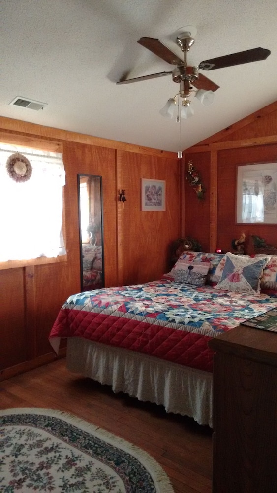 Basic Room (The Red Barn Stall With Shared Bath) photo 3