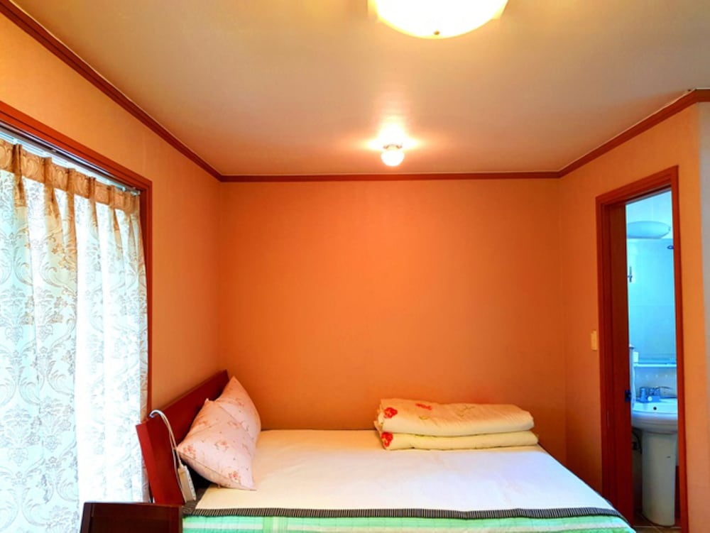 Room (Couple B) photo 1