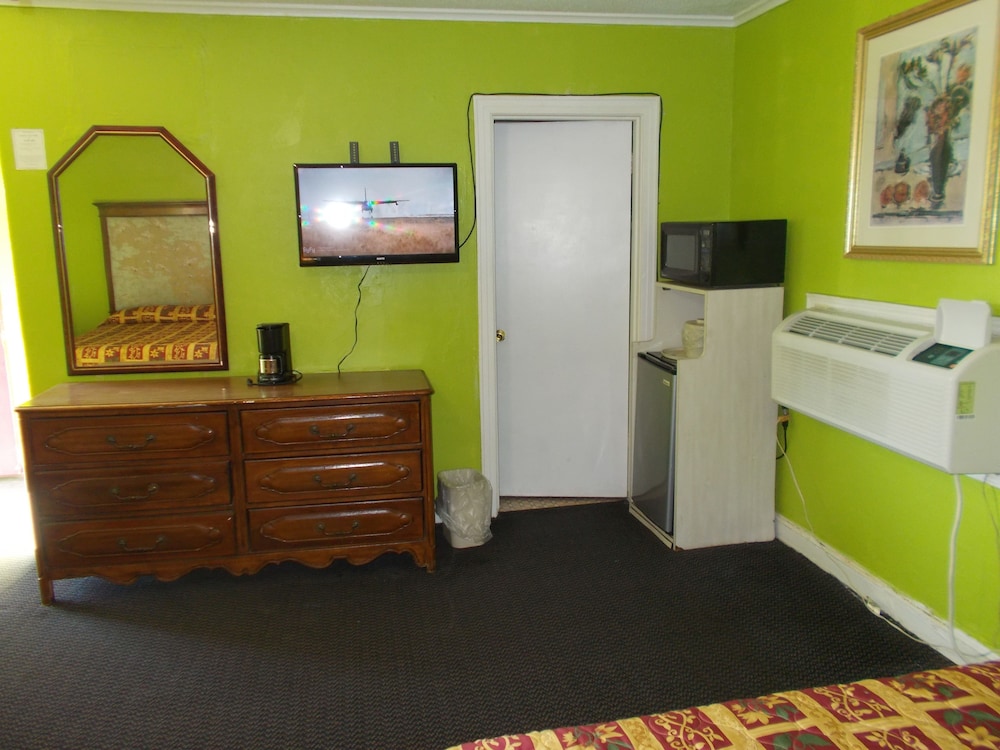 Standard Room, 2 Queen Beds, Smoking photo 1