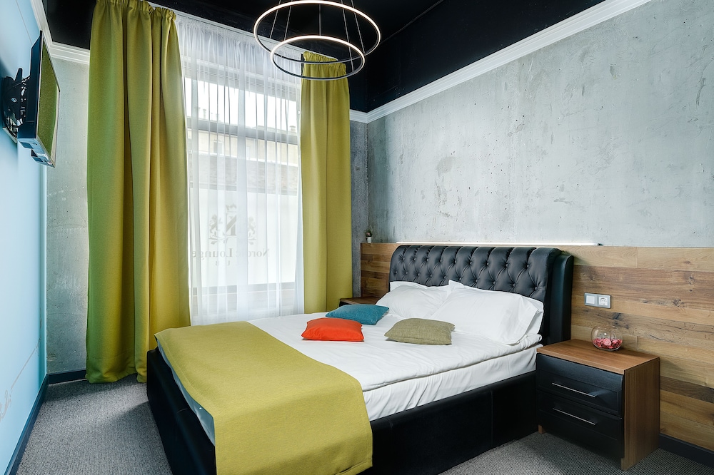 Superior Room (Queen)