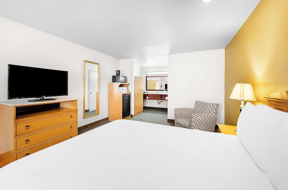 Standard Room, 1 Queen Bed, Non Smoking, Refrigerator & Microwave - Photo 1