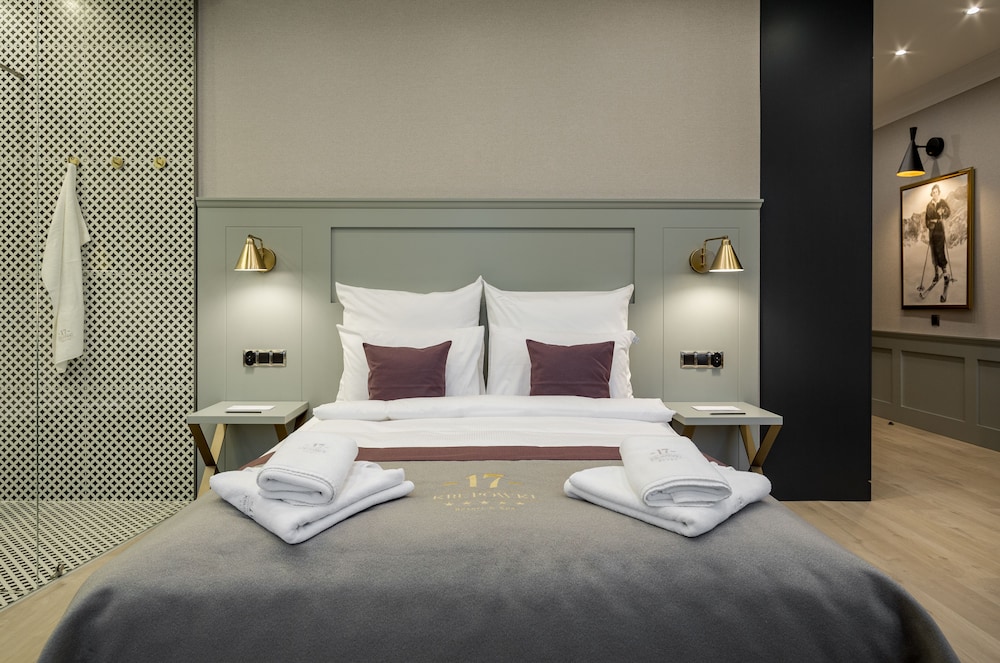 Deluxe Room thumbnail 6