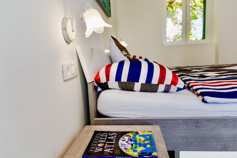 Superior Studio, 1 King Bed photo 3