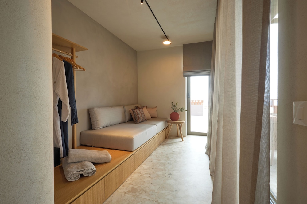 Deluxe Suite with Outdoor Tub - Photo 20