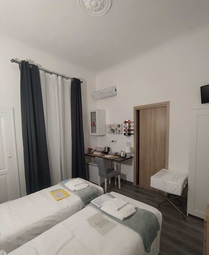 Comfort Double or Twin Room, Private Bathroom, City View photo 1