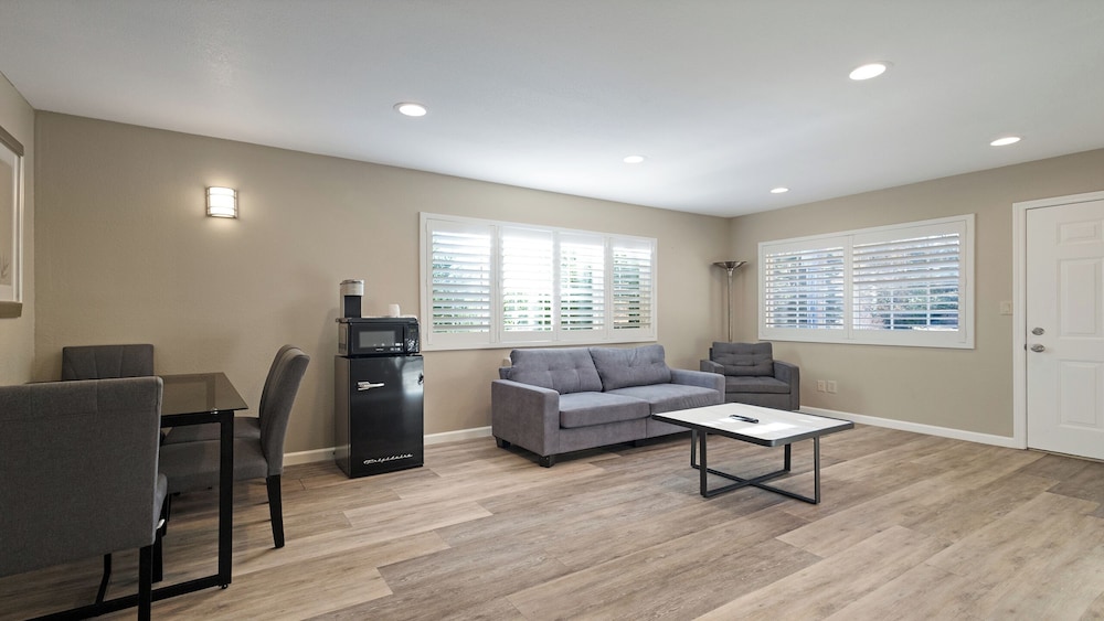 Executive Studio Suite, 1 King Bed, Non Smoking, Jetted Tub - Photo 6