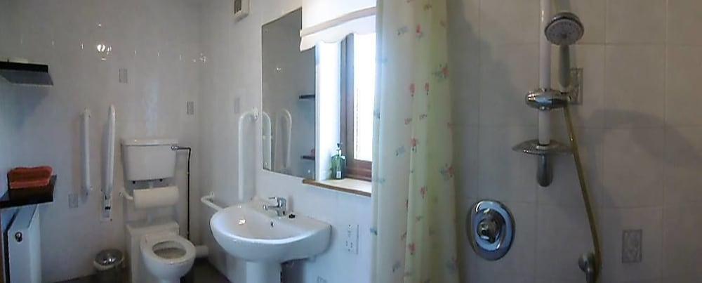 Large Double or Twin Room (Accessible) photo 3