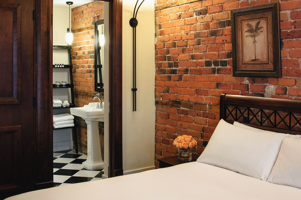Classic Room, 1 Queen Bed thumbnail 6
