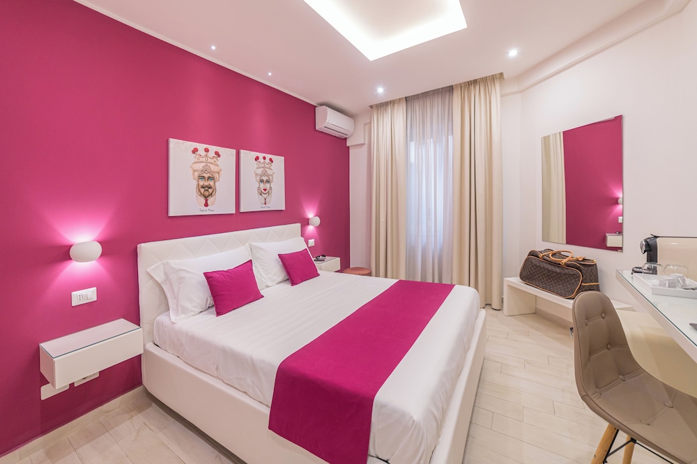 Deluxe Room, 1 King Bed, Ensuite photo 2
