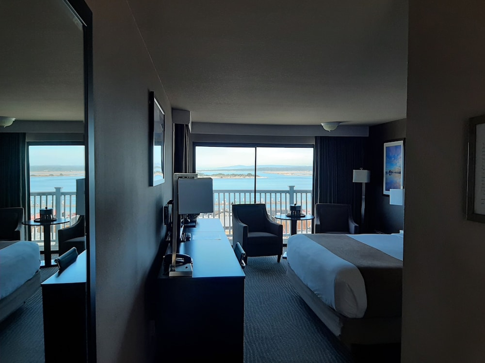 Standard Room, 1 King Bed, Bay View (East King - Non-Pet) photo 3