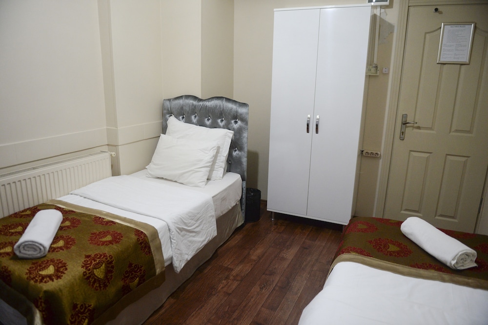 Twin Room with Shared Bathroom photo 1