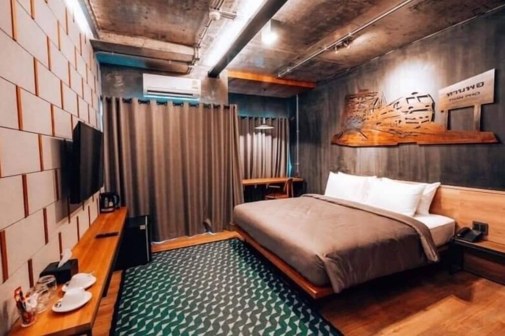 Urban King Bed - Photo 9