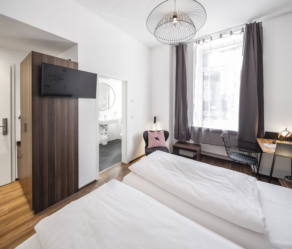 Double Room - Photo 13