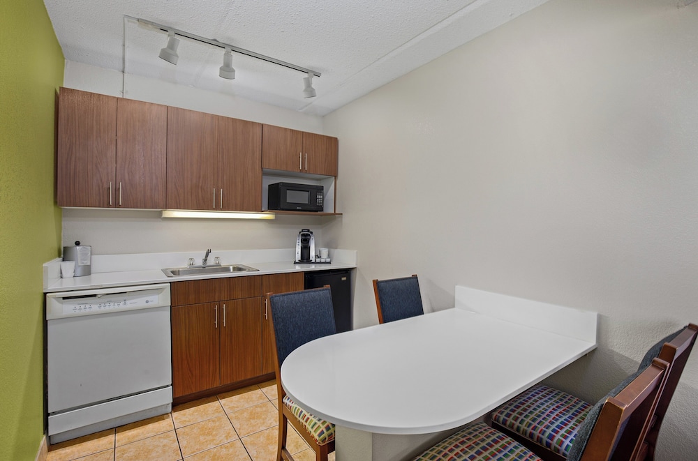 Standard Room, 1 King Bed (Wet Bar) photo 3