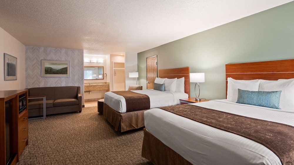 Standard Room, 2 Queen Beds, Refrigerator & Microwave (with Sofabed)