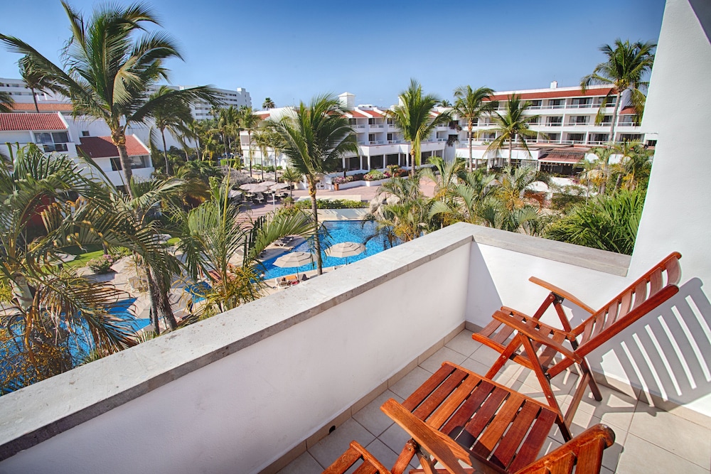 Suite, 3 Bedrooms, Balcony (Ocean Front) - Photo 3