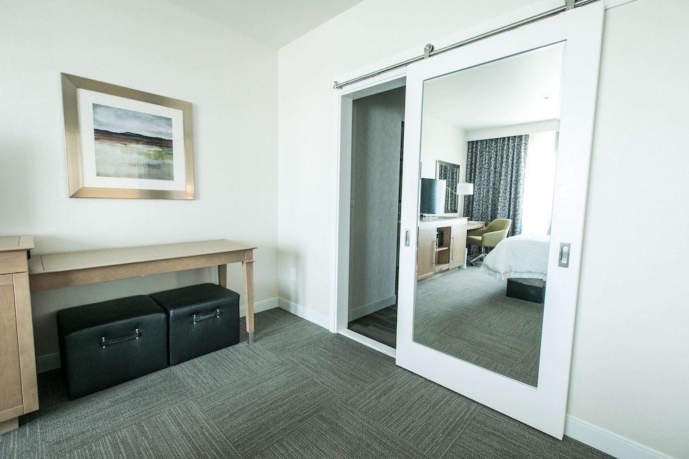 Suite, 1 King Bed, Non Smoking, Refrigerator & Microwave - Photo 4