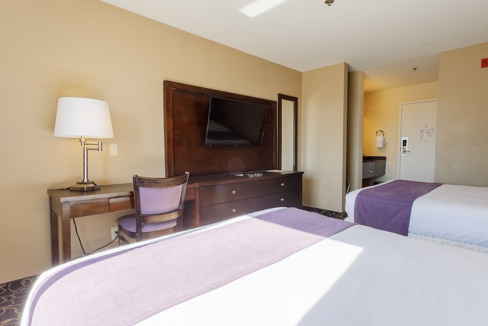 Room, 2 Queen Beds, Smoking (East Side) photo 2
