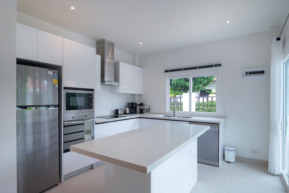Standard Villa, 4 Bedrooms, Non Smoking, Kitchen - Photo 9