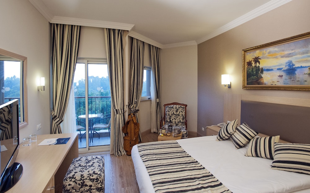 Standard Room, Partial Sea View photo 2
