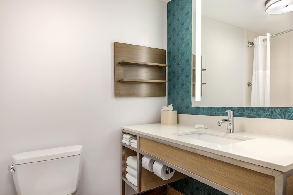 Deluxe Room, 1 King Bed, Balcony (Hearing) - Photo 12