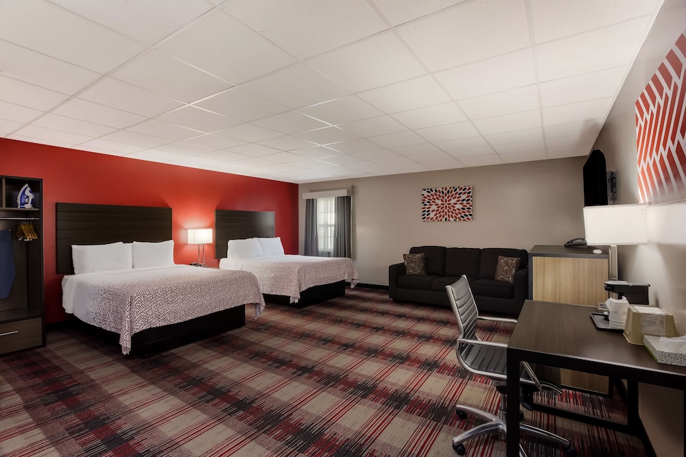 Standard Room, Multiple Beds, Non Smoking, Refrigerator & Microwave (with Sofabed) - Photo 1