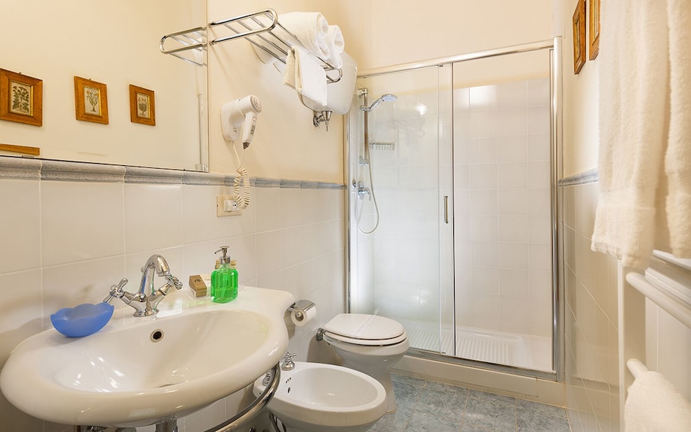 Standard Double or Twin Room - Photo 7