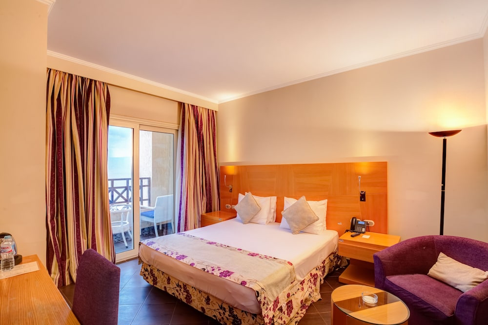 Standard Twin Room, side Sea View
