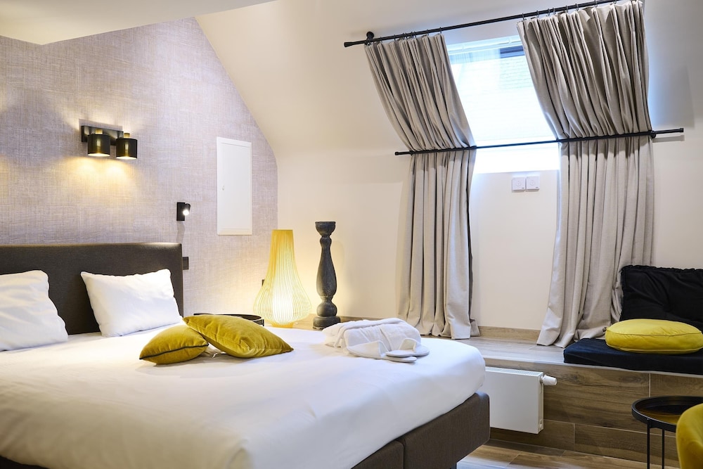 Small Luxe with Spa Bath
