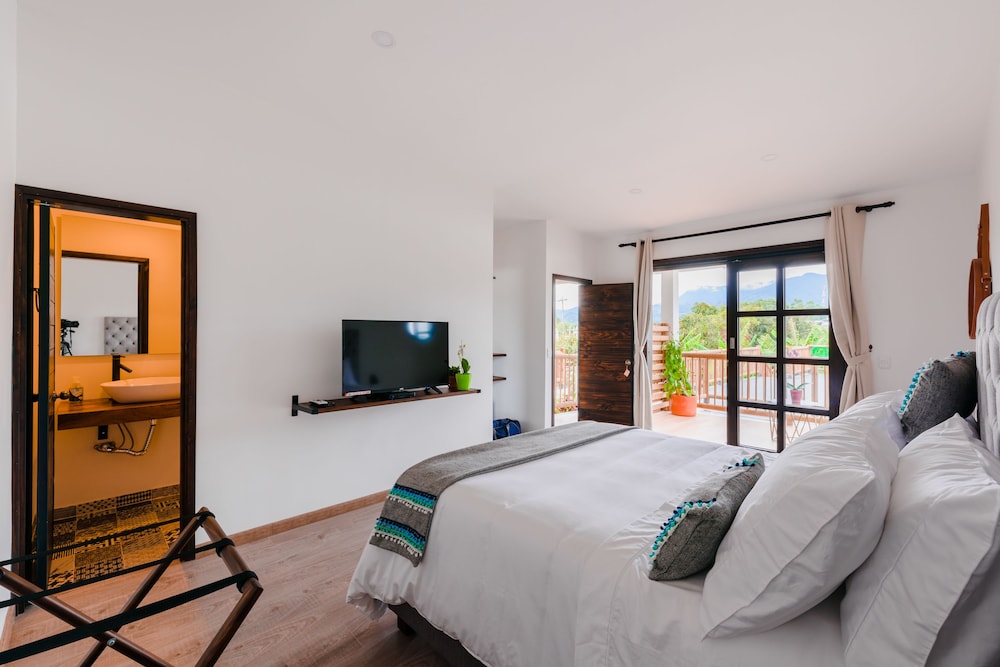 Deluxe Room, 1 King Bed, Terrace, Mountain View
