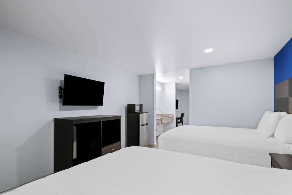 Deluxe Suite, Non Smoking (3 Queen Beds) - Photo 6