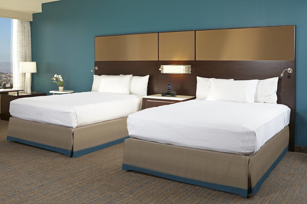 Studio, Multiple Beds (Mobility/Hearing Access, Roll-In Shwr)