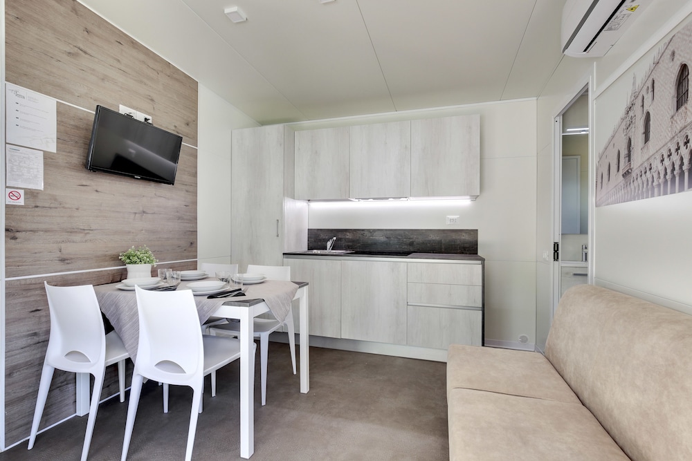 Luxury Mobile Home, 2 Bedrooms, Kitchen photo 1