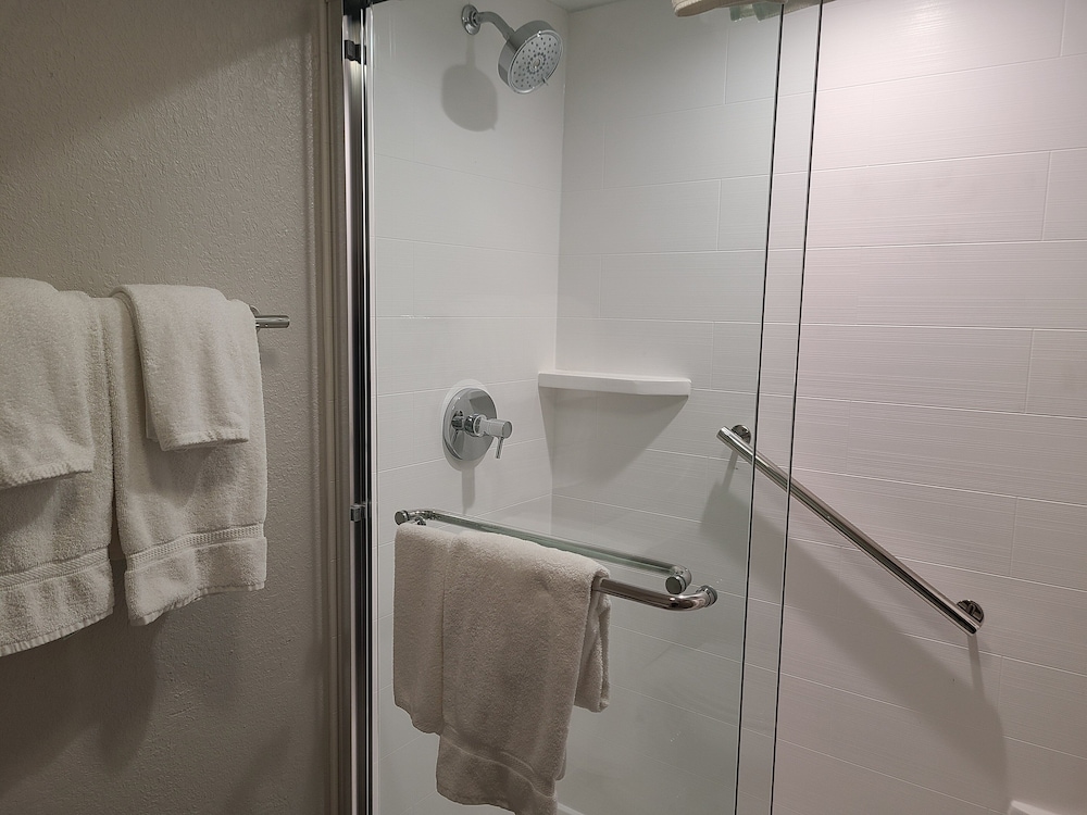 Standard Room, 2 Queen Beds - Photo 9