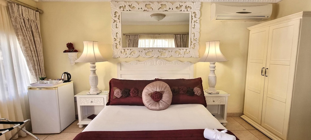 Superior Room, 1 King Bed, Poolside photo 1