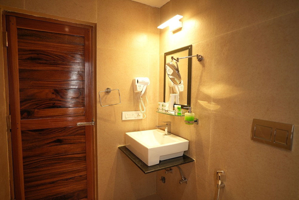 Luxury Suite, Partial Ocean View photo 2