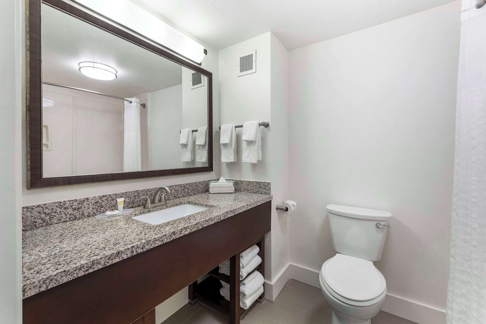 Deluxe Suite, 2 Queen Beds, Non Smoking - Photo 5